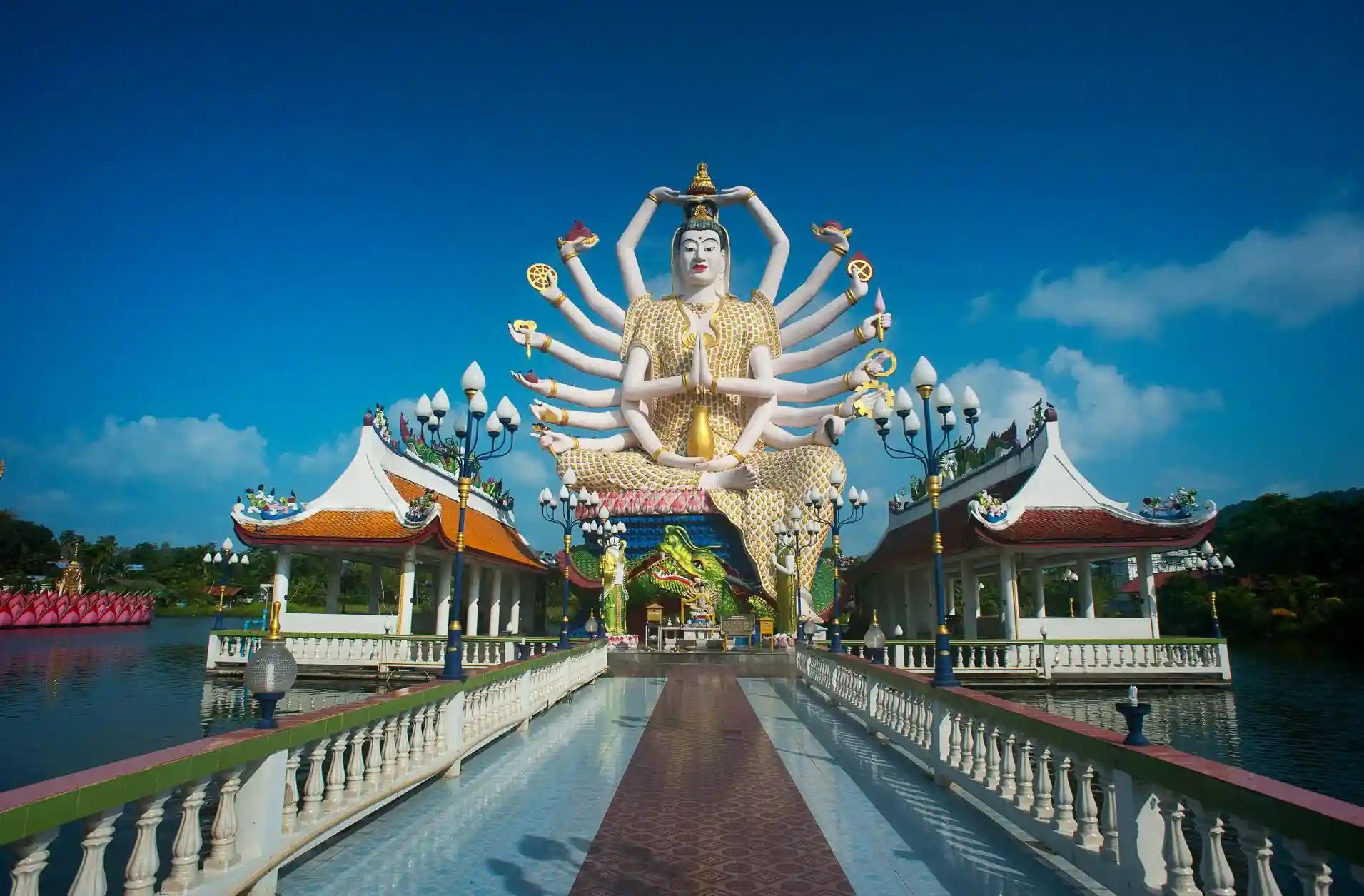 Le temple bouddhiste Wat Plai Laem