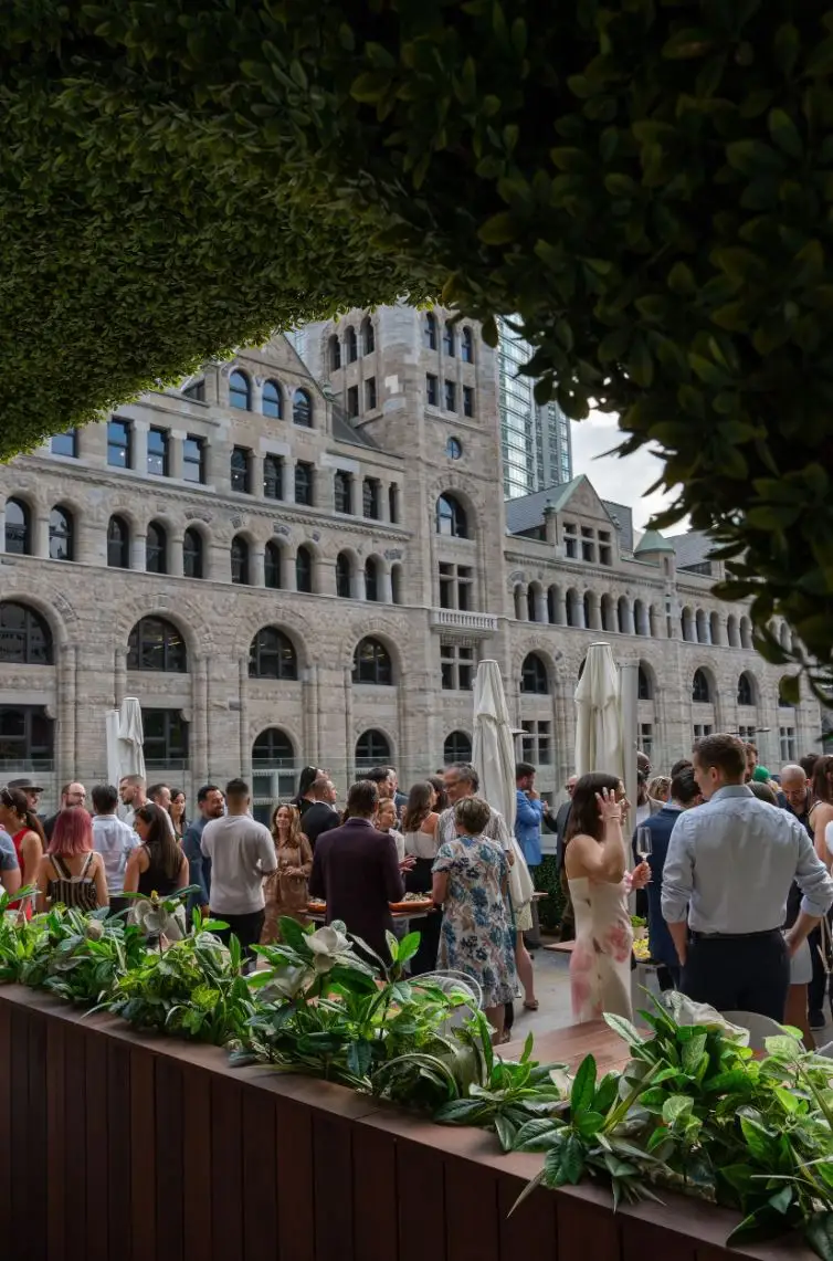 La terrasse Belvu, Perchée au sommet du Marriott Château Champlain,