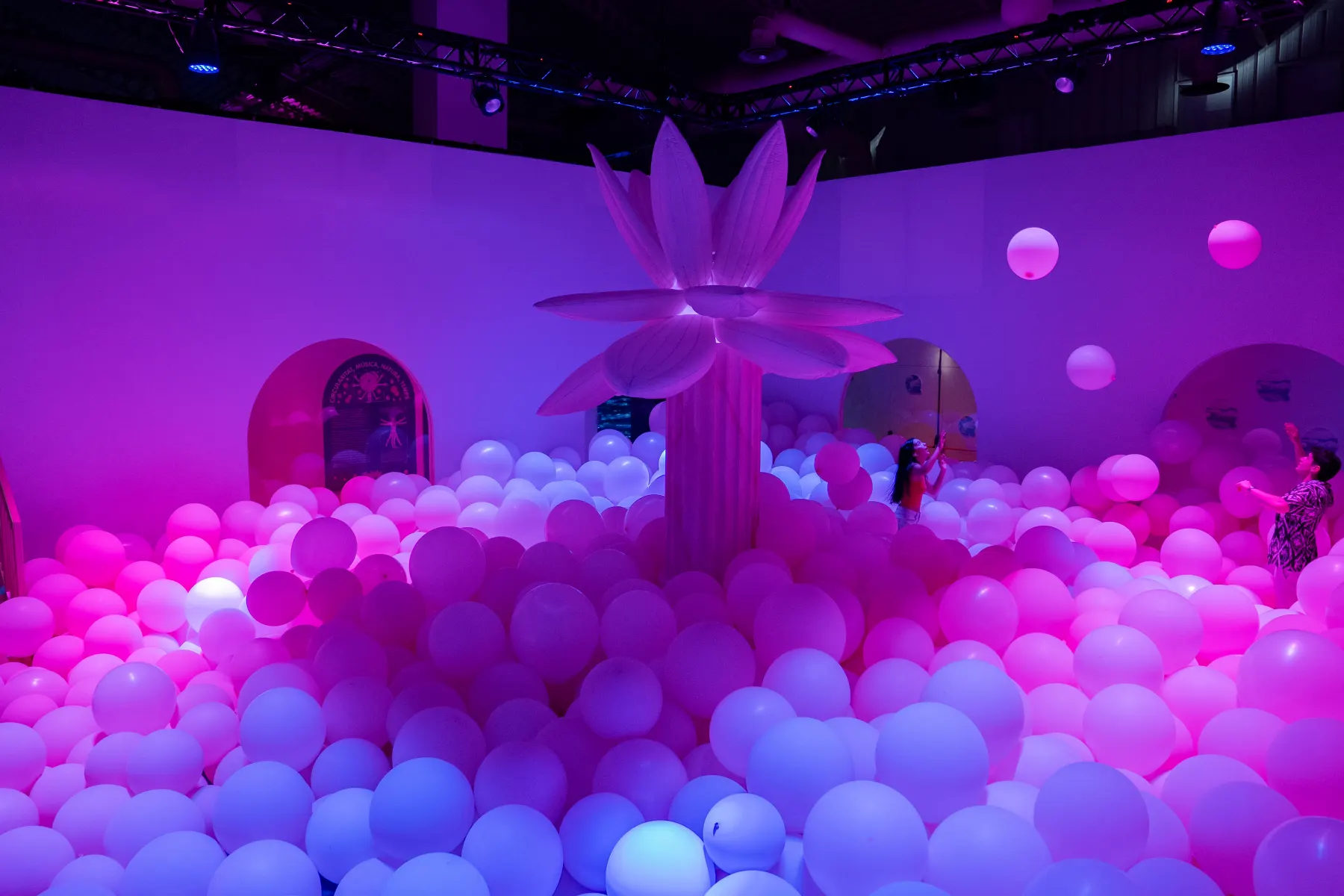 Un immense terrain de jeu immersif débarque à Montréal: plonge dans Bubble Planet Experience